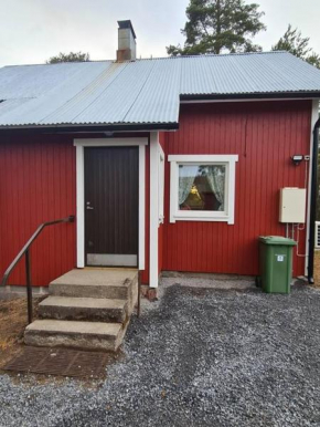Mukavä mökki luonnon rauhassa maaseudulla.